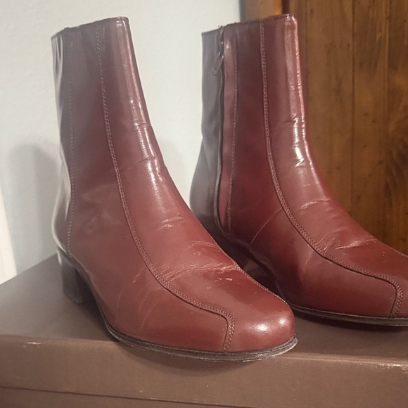 Elegant Brown Leather Ankle Boots - Picture 1 of 5
